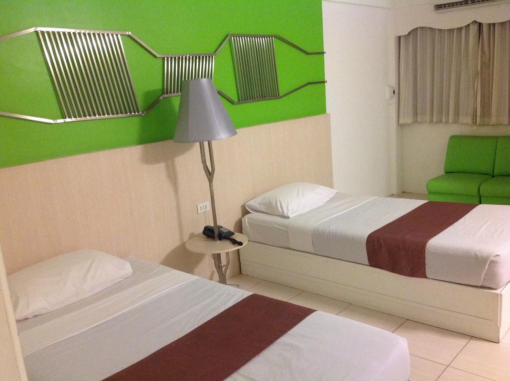 Highway Hotel Chiang Mai Exteriör bild