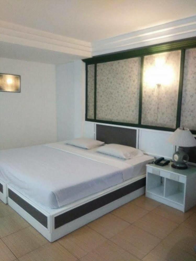 Highway Hotel Chiang Mai Exteriör bild